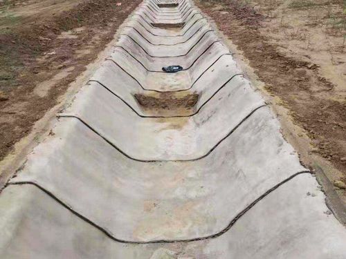 泰安某地溝渠膨潤土防水毯施工現場